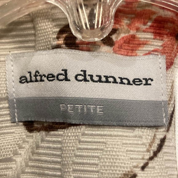 Size 6 Petite Alfred Dunner Ivory Textured Jacket with Pink Butterflies - Picture 11 of 13